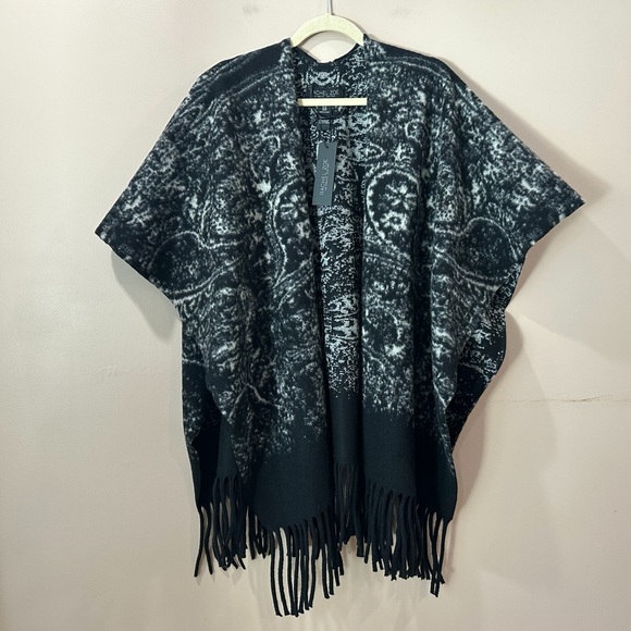 Rachel Zoe Sweaters - NWT Rachel Zoe Black Abstract Knit Sweater Poncho Womens One Size